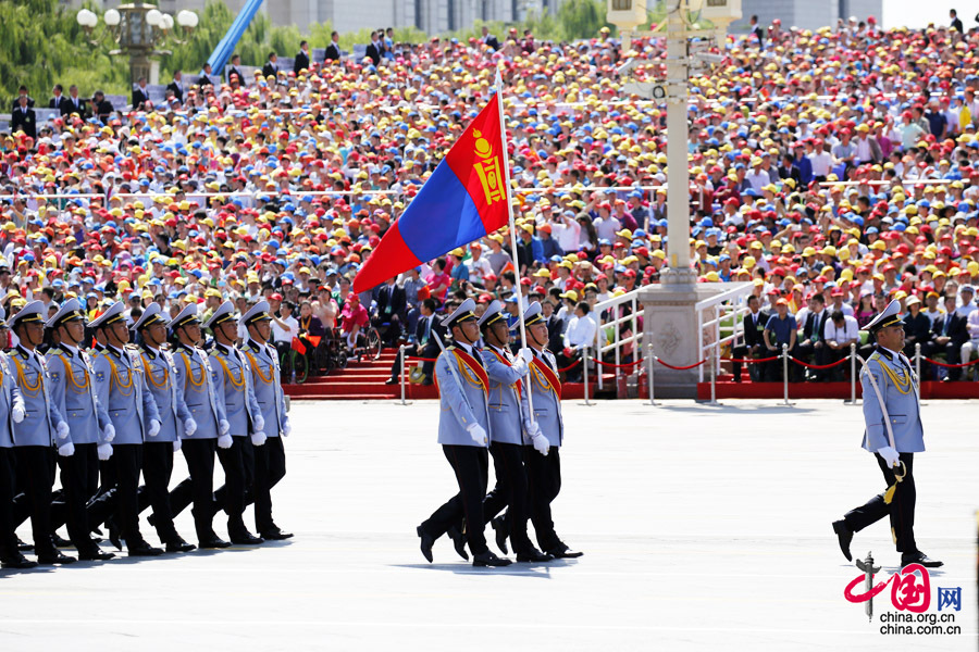  9月3日，中國人民抗日戰(zhàn)爭暨世界反法西斯戰(zhàn)爭勝利70周年紀(jì)念大會(huì)在北京隆重舉行，有11個(gè)國家派方隊(duì)、6個(gè)國家派代表隊(duì)來華參加閱兵。圖為蒙古國武裝力量方隊(duì)通過天安門廣場。中國網(wǎng)記者 楊佳攝 