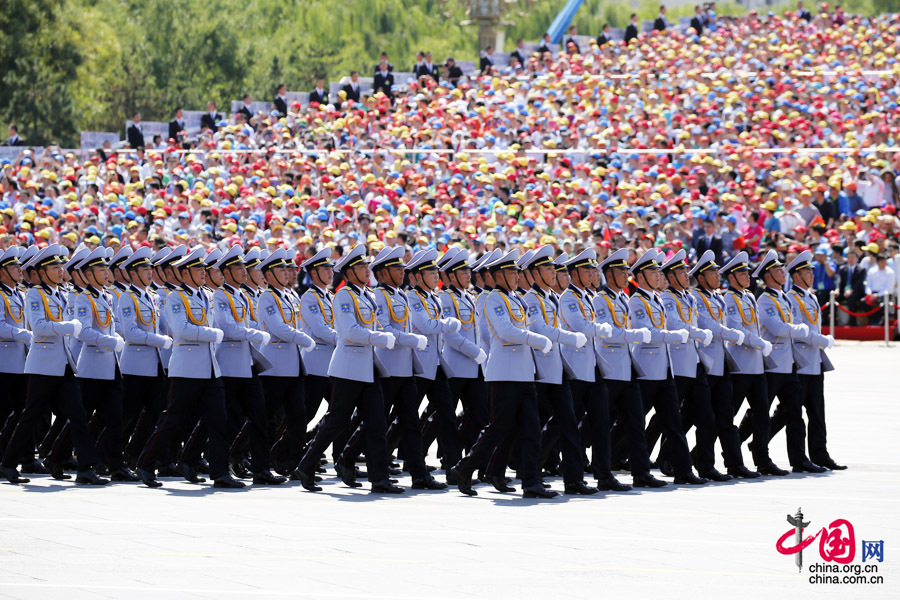  9月3日，中國(guó)人民抗日戰(zhàn)爭(zhēng)暨世界反法西斯戰(zhàn)爭(zhēng)勝利70周年紀(jì)念大會(huì)在北京隆重舉行，有11個(gè)國(guó)家派方隊(duì)、6個(gè)國(guó)家派代表隊(duì)來(lái)華參加閱兵。圖為蒙古國(guó)武裝力量方隊(duì)通過(guò)天安門(mén)廣場(chǎng)。中國(guó)網(wǎng)記者 楊佳攝