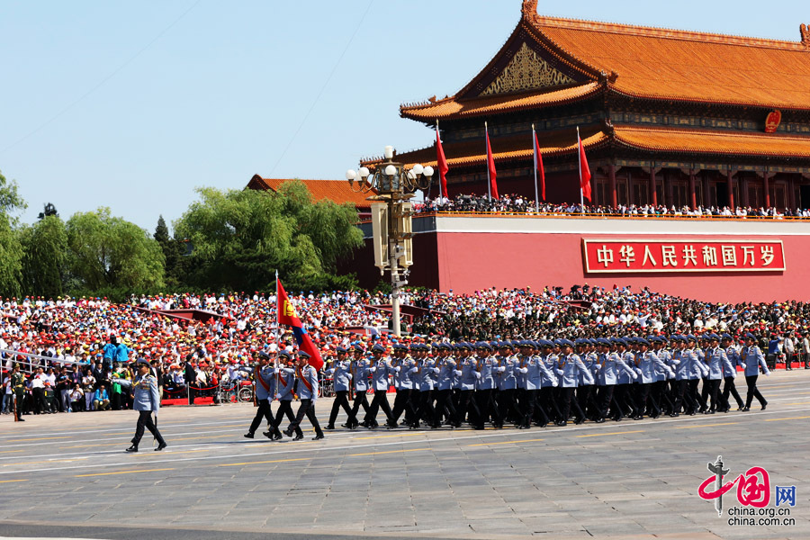 9月3日，中國(guó)人民抗日戰(zhàn)爭(zhēng)暨世界反法西斯戰(zhàn)爭(zhēng)勝利70周年紀(jì)念大會(huì)在北京隆重舉行，有11個(gè)國(guó)家派方隊(duì)、6個(gè)國(guó)家派代表隊(duì)來(lái)華參加閱兵。圖為蒙古國(guó)武裝力量方隊(duì)通過(guò)天安門廣場(chǎng)。中國(guó)網(wǎng)記者 董寧攝