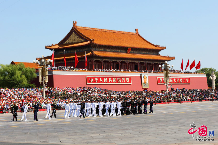  9月3日，中國(guó)人民抗日戰(zhàn)爭(zhēng)暨世界反法西斯戰(zhàn)爭(zhēng)勝利70周年紀(jì)念大會(huì)在北京隆重舉行，有11個(gè)國(guó)家派方隊(duì)、6個(gè)國(guó)家派代表隊(duì)來(lái)華參加閱兵。圖為墨西哥武裝力量方隊(duì)通過(guò)天安門(mén)廣場(chǎng)。中國(guó)網(wǎng)記者 董寧攝