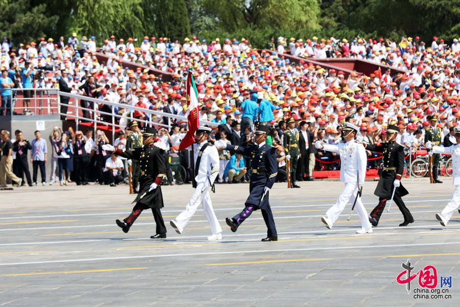 9月3日，中國(guó)人民抗日戰(zhàn)爭(zhēng)暨世界反法西斯戰(zhàn)爭(zhēng)勝利70周年紀(jì)念大會(huì)在北京隆重舉行，有11個(gè)國(guó)家派方隊(duì)、6個(gè)國(guó)家派代表隊(duì)來(lái)華參加閱兵。圖為墨西哥武裝力量方隊(duì)通過(guò)天安門廣場(chǎng)。中國(guó)網(wǎng)記者 董寧攝