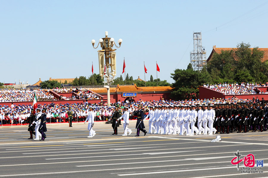 9月3日，中國人民抗日戰(zhàn)爭暨世界反法西斯戰(zhàn)爭勝利70周年紀念大會在北京隆重舉行，有11個國家派方隊、6個國家派代表隊來華參加閱兵。圖為墨西哥武裝力量方隊通過天安門廣場。中國網(wǎng)記者 董寧攝