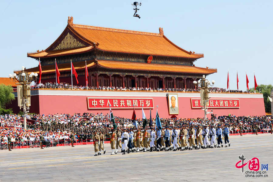 9月3日，中國(guó)人民抗日戰(zhàn)爭(zhēng)暨世界反法西斯戰(zhàn)爭(zhēng)勝利70周年紀(jì)念大會(huì)在北京隆重舉行，有11個(gè)國(guó)家派方隊(duì)、6個(gè)國(guó)家派代表隊(duì)來(lái)華參加閱兵。圖為巴基斯坦武裝力量方隊(duì)通過(guò)天安門廣場(chǎng)。中國(guó)網(wǎng)記者 董寧攝 