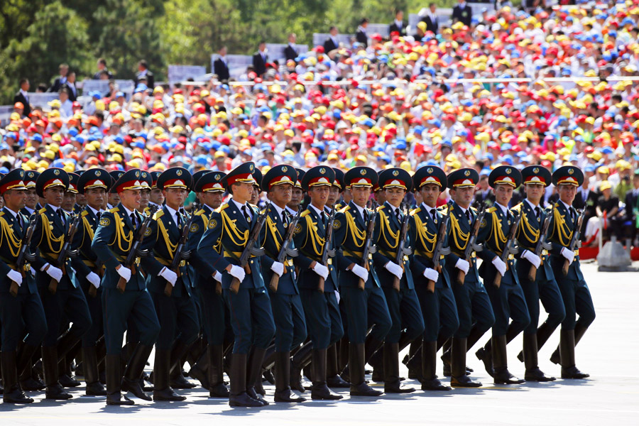  9月3日，中國(guó)人民抗日戰(zhàn)爭(zhēng)暨世界反法西斯戰(zhàn)爭(zhēng)勝利70周年紀(jì)念大會(huì)在北京隆重舉行，有11個(gè)國(guó)家派方隊(duì)、6個(gè)國(guó)家派代表隊(duì)來(lái)華參加閱兵。圖為塔吉克斯坦武裝力量方隊(duì)通過(guò)天安門(mén)廣場(chǎng)。中國(guó)網(wǎng)記者 楊佳攝