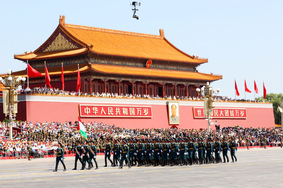  9月3日，中國人民抗日戰(zhàn)爭暨世界反法西斯戰(zhàn)爭勝利70周年紀(jì)念大會在北京隆重舉行，有11個國家派方隊、6個國家派代表隊來華參加閱兵。圖為塔吉克斯坦武裝力量方隊通過天安門廣場。中國網(wǎng)記者 董寧攝