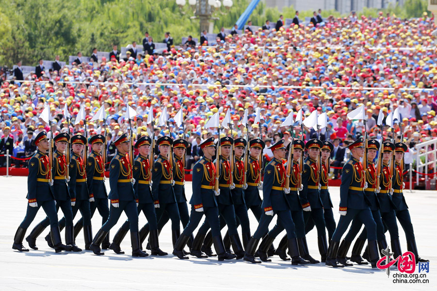  9月3日，中國人民抗日戰(zhàn)爭暨世界反法西斯戰(zhàn)爭勝利70周年紀念大會在北京隆重舉行，有11個國家派方隊、6個國家派代表隊來華參加閱兵。圖為俄羅斯聯(lián)邦武裝力量方隊通過天安門廣場。中國網(wǎng)記者 楊佳攝