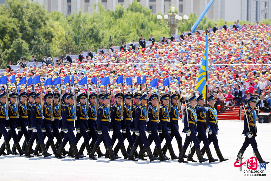 9月3日，中國人民抗日戰(zhàn)爭暨世界反法西斯戰(zhàn)爭勝利70周年紀(jì)念大會在北京隆重舉行，有11個國家派方隊、6個國家派代表隊來華參加閱兵。圖為俄羅斯聯(lián)邦武裝力量方隊通過天安門廣場