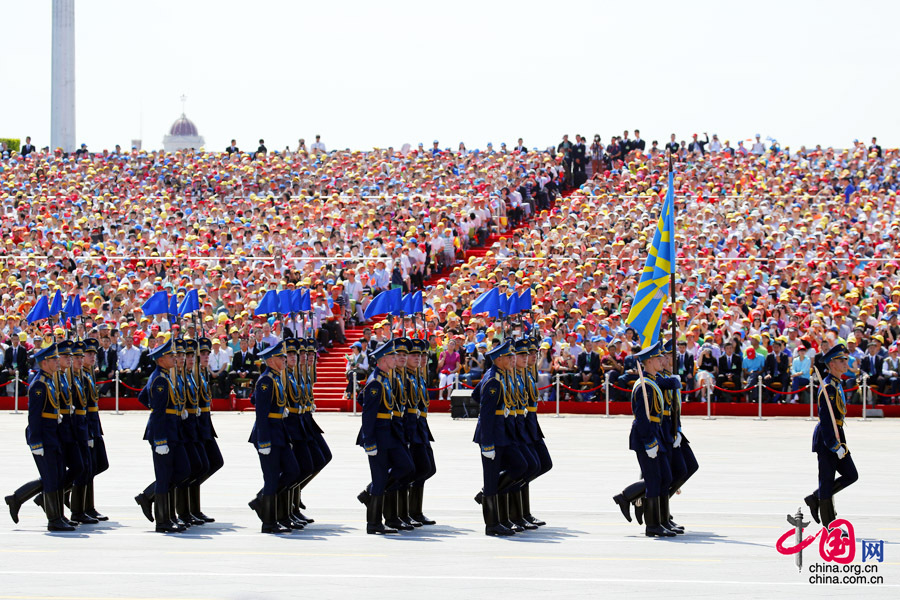 9月3日，中國(guó)人民抗日戰(zhàn)爭(zhēng)暨世界反法西斯戰(zhàn)爭(zhēng)勝利70周年紀(jì)念大會(huì)在北京隆重舉行，有11個(gè)國(guó)家派方隊(duì)、6個(gè)國(guó)家派代表隊(duì)來(lái)華參加閱兵。圖為俄羅斯聯(lián)邦武裝力量方隊(duì)通過天安門廣場(chǎng)